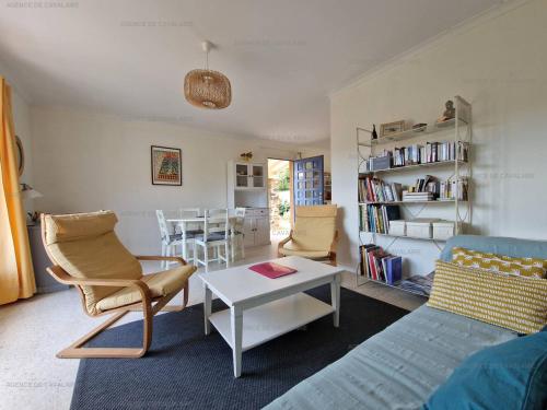 un salon avec un canapé, des chaises et une table dans l'établissement Maison avec jardin et terrasses à Cavalaire, calme et équipements modernes - FR-1-100-323, à Cavalaire-sur-Mer