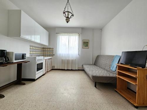 un salon avec un canapé et une cuisine dans l'établissement Appartement avec Wifi près de la plage, 4 pers, animaux sur demande, La Faute-sur-Mer - FR-1-476-217, à La Faute-sur-Mer
