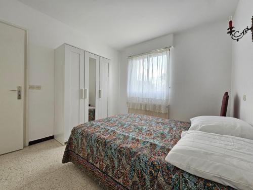 une chambre blanche avec un lit et une fenêtre dans l'établissement Appartement avec Wifi près de la plage, 4 pers, animaux sur demande, La Faute-sur-Mer - FR-1-476-217, à La Faute-sur-Mer