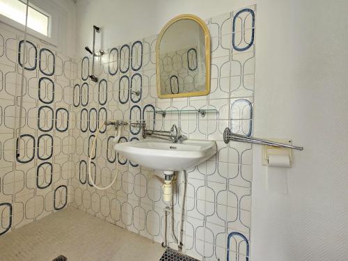 une salle de bain avec un lavabo et un miroir au mur dans l'établissement Appartement avec Wifi près de la plage, 4 pers, animaux sur demande, La Faute-sur-Mer - FR-1-476-217, à La Faute-sur-Mer