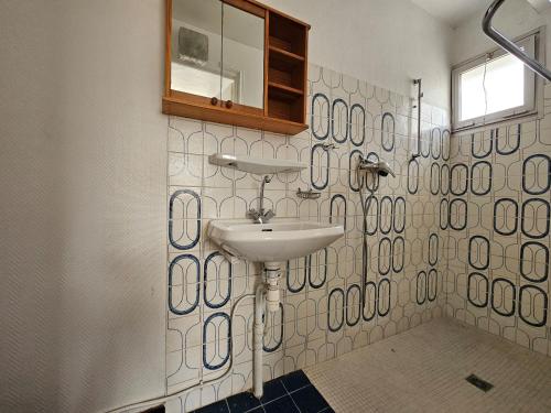 une salle de bain avec un lavabo et un miroir dans l'établissement Appartement lumineux à 150m de la plage avec WiFi - 4 personnes - Animaux sur demande - FR-1-476-218, à La Faute-sur-Mer