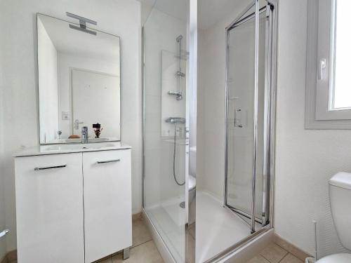 une salle de bain blanche avec une douche et un lavabo dans l'établissement Appartement 5min Plage, Balcon, Animaux OK sur Demande, Parking - La Faute-sur-Mer - FR-1-476-219, à La Faute-sur-Mer