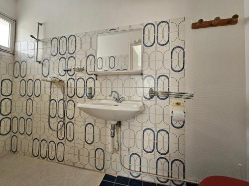 une salle de bain avec un lavabo et un miroir dans l'établissement Appartement Proche Plage avec Parking, Wi-Fi et Animaux Acceptés sur Demande - La Faute-sur-Mer - FR-1-476-221, à La Faute-sur-Mer