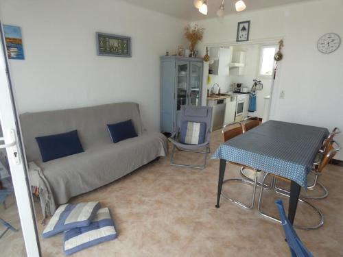 un salon avec un canapé et une table dans l'établissement Appartement familial à 50m de la plage - 2 chambres, balcon, animaux acceptés, parking privatif - FR-1-540-291, à Notre-Dame-de-Monts