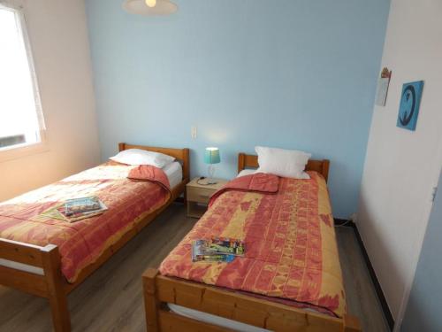 une chambre avec deux lits dans une pièce dans l'établissement Appartement familial à 50m de la plage - 2 chambres, balcon, animaux acceptés, parking privatif - FR-1-540-291, à Notre-Dame-de-Monts