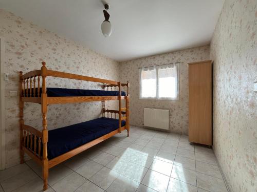 une chambre avec deux lits superposés et une fenêtre dans l'établissement Maison T3 à Arcachon, proche plage et centre, 2 chambres, terrasse avec BBQ - FR-1-319-551, à Arcachon