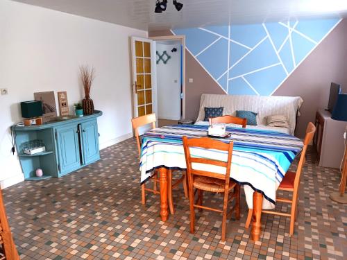 une salle à manger avec une table et des chaises dans l'établissement Maison familiale à Capbreton pour 6 pers, proche plage avec terrasse et parking - FR-1-239-1047, à Capbreton