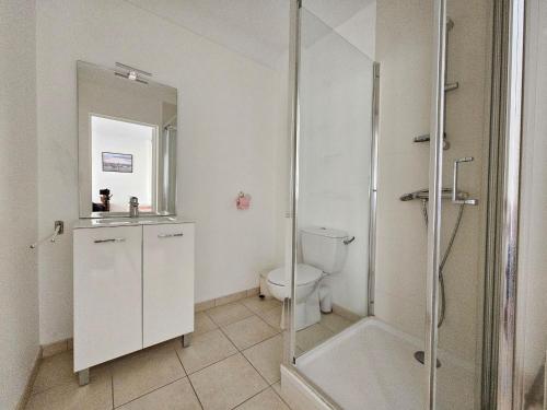 une salle de bain avec douche et toilettes dans l'établissement Appartement cosy avec balcon, plage à 150m, parking, animaux sur demande - La Faute-sur-Mer - FR-1-476-220, à La Faute-sur-Mer