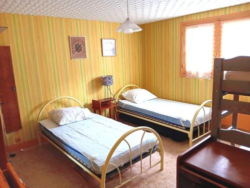 une chambre avec deux lits et une fenêtre dans l'établissement Maison familiale à Capbreton pour 6 pers, proche plage avec terrasse et parking - FR-1-239-1047, à Capbreton