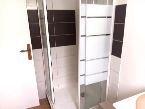 une douche avec une porte vitrée dans une salle de bain dans l'établissement Maison familiale à Capbreton pour 6 pers, proche plage avec terrasse et parking - FR-1-239-1047, à Capbreton