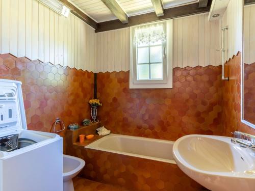 une salle de bain avec une baignoire, des toilettes et un lavabo dans l'établissement Maison à Parentis-en-Born: Piscine, 6 pers., Proche Lac et Océan, Pistes Cyclables - FR-1-319-553, à Parentis-en-Born