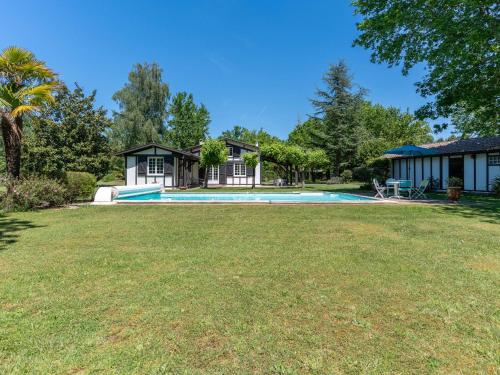 une image d'une maison avec piscine dans l'établissement Maison à Parentis-en-Born: Piscine, 6 pers., Proche Lac et Océan, Pistes Cyclables - FR-1-319-553, à Parentis-en-Born