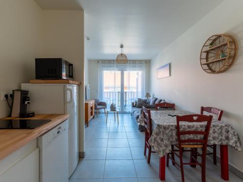 une cuisine et une salle à manger avec une table et des chaises dans l'établissement Appartement Neuf à Mimizan Plage, à 500m de l'Océan, pour 4 Personnes avec Parking Privé - FR-1-50-133, à Mimizan