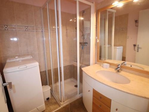 une salle de bain avec une douche, un lavabo et des toilettes dans l'établissement Marina 2 pièces avec terrasse et parking, animaux admis, proche plage - FR-1-307-260, au Grau-du-Roi