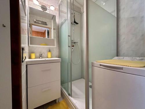 La petite salle de bains est pourvue d'une douche et d'un lavabo. dans l'établissement Studio/Cabine, 4 Couchages, Piscine, Parking, Proche Plage, St Cyprien - FR-1-225D-211, à Saint-Cyprien