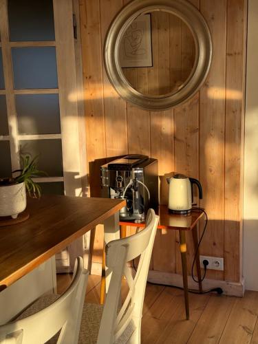 ein Esszimmer mit einem Tisch und einer Kaffeemaschine in der Unterkunft Sidorówka nad Wigrami in Krasnopol