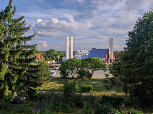 uitzicht op een stad met bomen en gebouwen bij Komfortowe mieszkanie in Busko-Zdrój