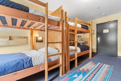 Squamish Adventure Inn في سكواميش: غرفة بطابقين مع سريرين بطابقين وممر