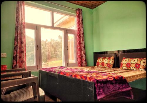 Tempat tidur dalam kamar di OYO Nag Hill View