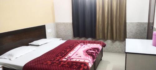 מיטה או מיטות בחדר ב-Goroomgo Kunj Residency Mathura Near Bus Stand - Parking Facility & Restrurant