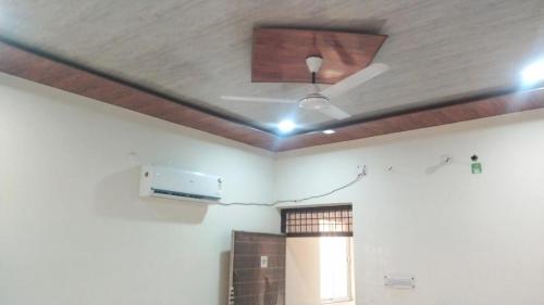 馬圖拉的住宿－Goroomgo Kunj Residency Mathura Near Bus Stand - Parking Facility & Restrurant，配有吊扇的客房中的天花板