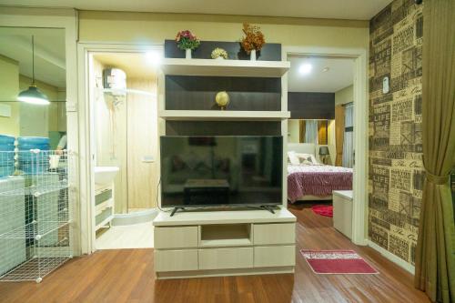 una sala de estar con un gran acuario en una habitación en Comfy & Modern 1BR At Central, en Yakarta