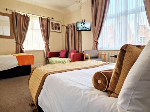 Giường trong phòng chung tại Tradesmen Inn 3-br 6-beds & Gated Parking