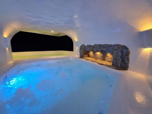 a large pool of water in a room with at Maranatha. Grotto & Boutique+Hydrotherapy in Pereira