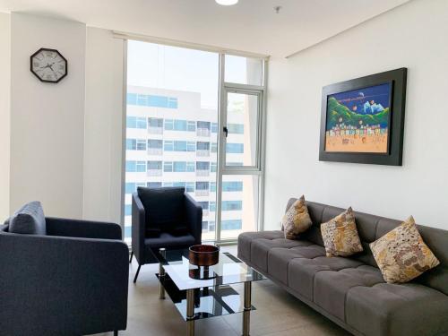 a living room with a couch and a chair at Airbnb Guayaquil, Mall del Sol, Piso alto in Guayaquil