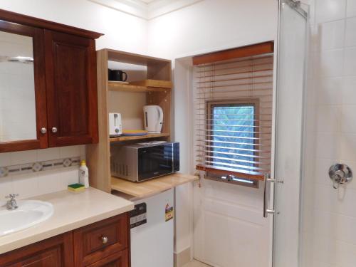 Η κουζίνα ή μικρή κουζίνα στο A Spacious Holiday Suite