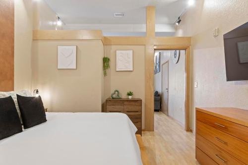 Ένα ή περισσότερα κρεβάτια σε δωμάτιο στο European Village King Suite Retreat: Unwind, Explore, Beach, Work!