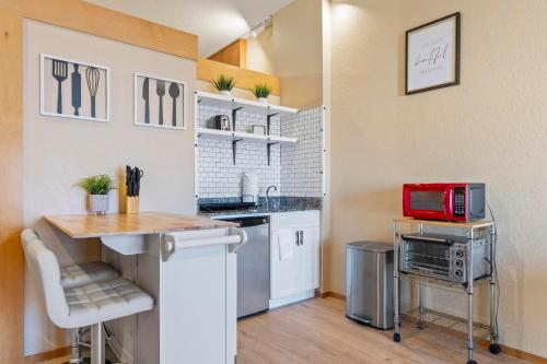 Gallery image of European Village King Suite Retreat: Unwind, Explore, Beach, Work! in Palm Coast