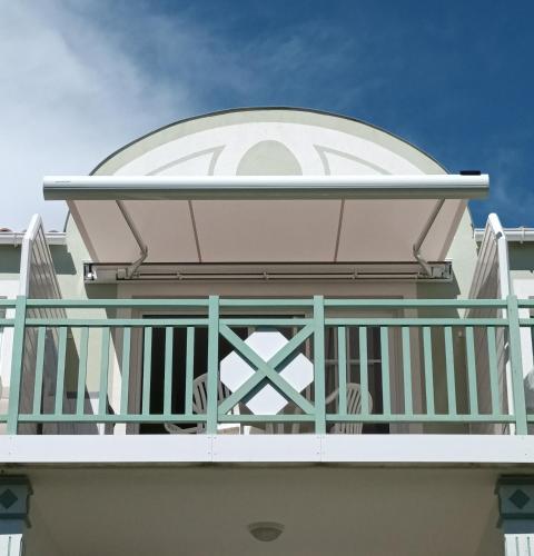 un balcon avec un dôme au sommet d'un bâtiment dans l'établissement 