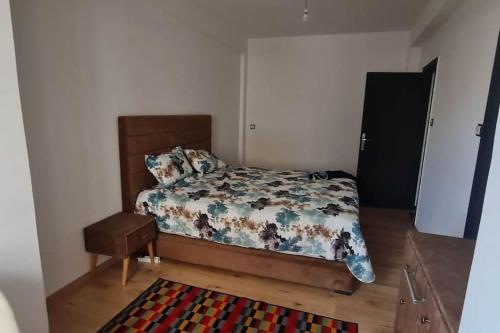 a small bedroom with a bed and a rug at Le pacha appart au cœur de Rabat in Rabat