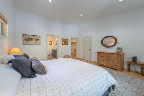 een slaapkamer met een groot wit bed en een spiegel bij Spacious 4BR Home 2 Decks with BBQ and Outdoor Furniture Walk to Lake Trails and More in Tahoma