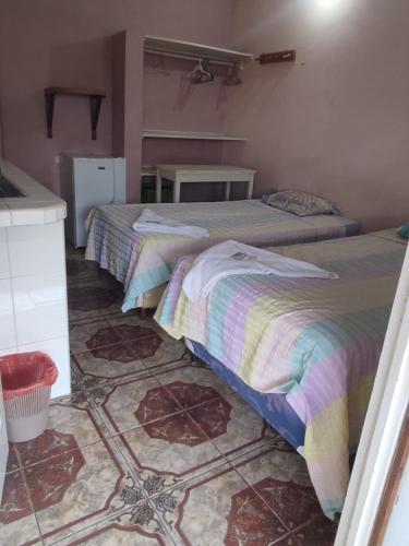 フローレスにあるHostal Doña Gladysのベッドルーム1室(ベッド2台付)
