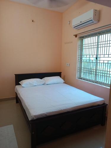 a bedroom with a bed and a air conditioner at SriArunachala Shiva home stay in Tiruvannāmalai