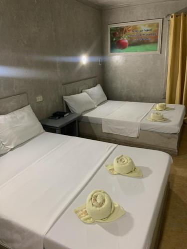 Postel nebo postele na pokoji v ubytování FortuneBay Hotel