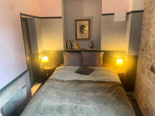 Ένα ή περισσότερα κρεβάτια σε δωμάτιο στο Tour St Sauveur