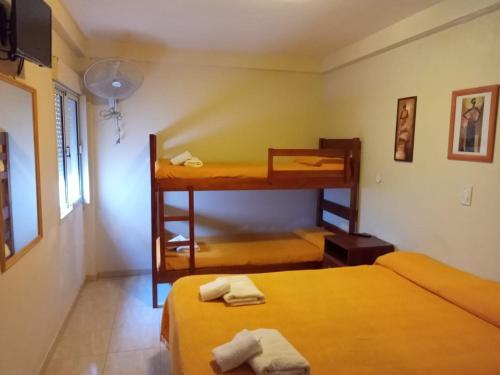 um quarto com dois beliches em HOTEL INTI YACU em Termas de Rio Hondo