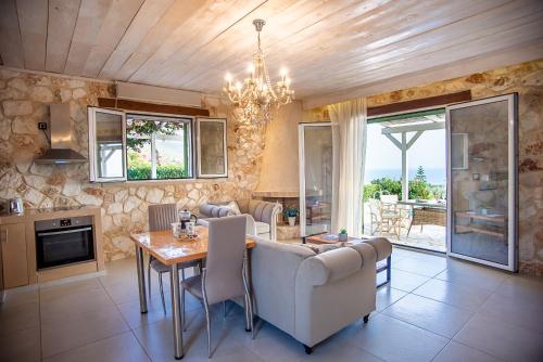 Η κουζίνα ή μικρή κουζίνα στο Trapezaki Garden Villas