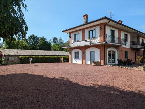 una casa con una gran entrada delante de ella en Casa del vecchio faggio - Nebbiuno Lago Maggiore en Nebbiuno