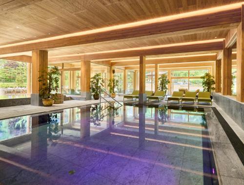 una gran piscina en un edificio con sillas en Gut Stiluppe - Good Life Hotel, en Mayrhofen
