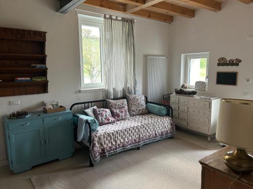a living room with a couch and a dresser at Fastuc B&B in Ponte nellʼAlpi