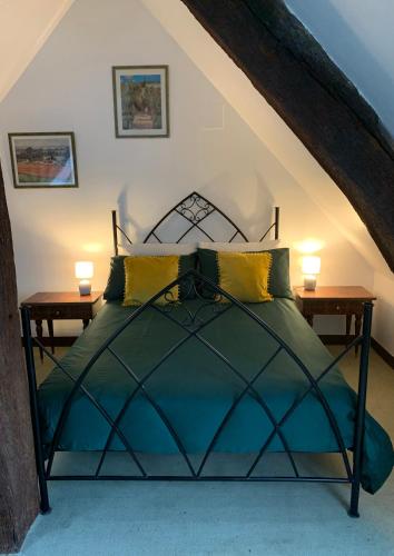 - une chambre avec un lit et 2 tables de chevet dans l'établissement Beautiful cottage for a tranquil, rural retreat, à Brécé