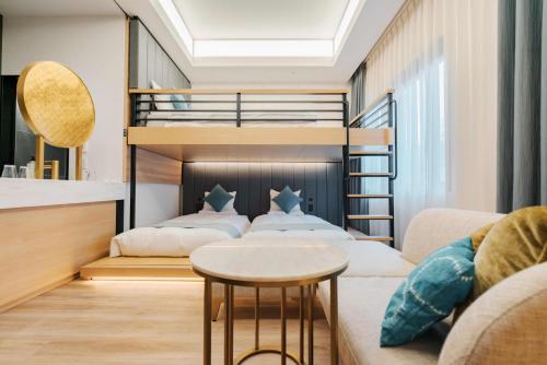 Nikko Style Nagoya في ناغويا: غرفة معيشة مع سريرين بطابقين وطاولة