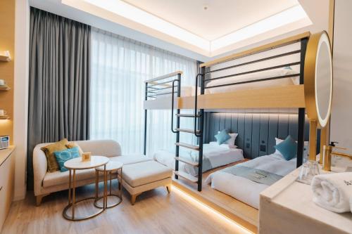 Nikko Style Nagoya في ناغويا: غرفة نوم مع سرير بطابقين وغرفة معيشة