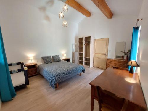 1 dormitorio con 1 cama y suelo de madera en La Fontchaude (Cabrespine) en Cabrespine