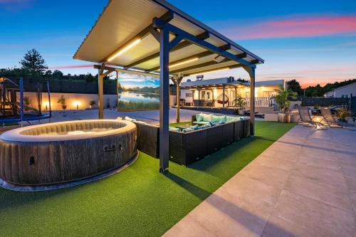 Villa VERONICA with CINEMA PROJECTOR by the HEATED POOL and JACUZZI