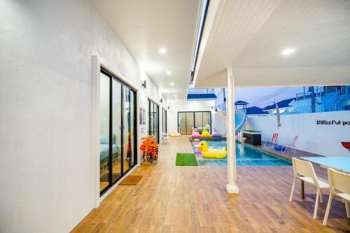Χώρος καθιστικού στο Blissful Pool Villa Chaam
